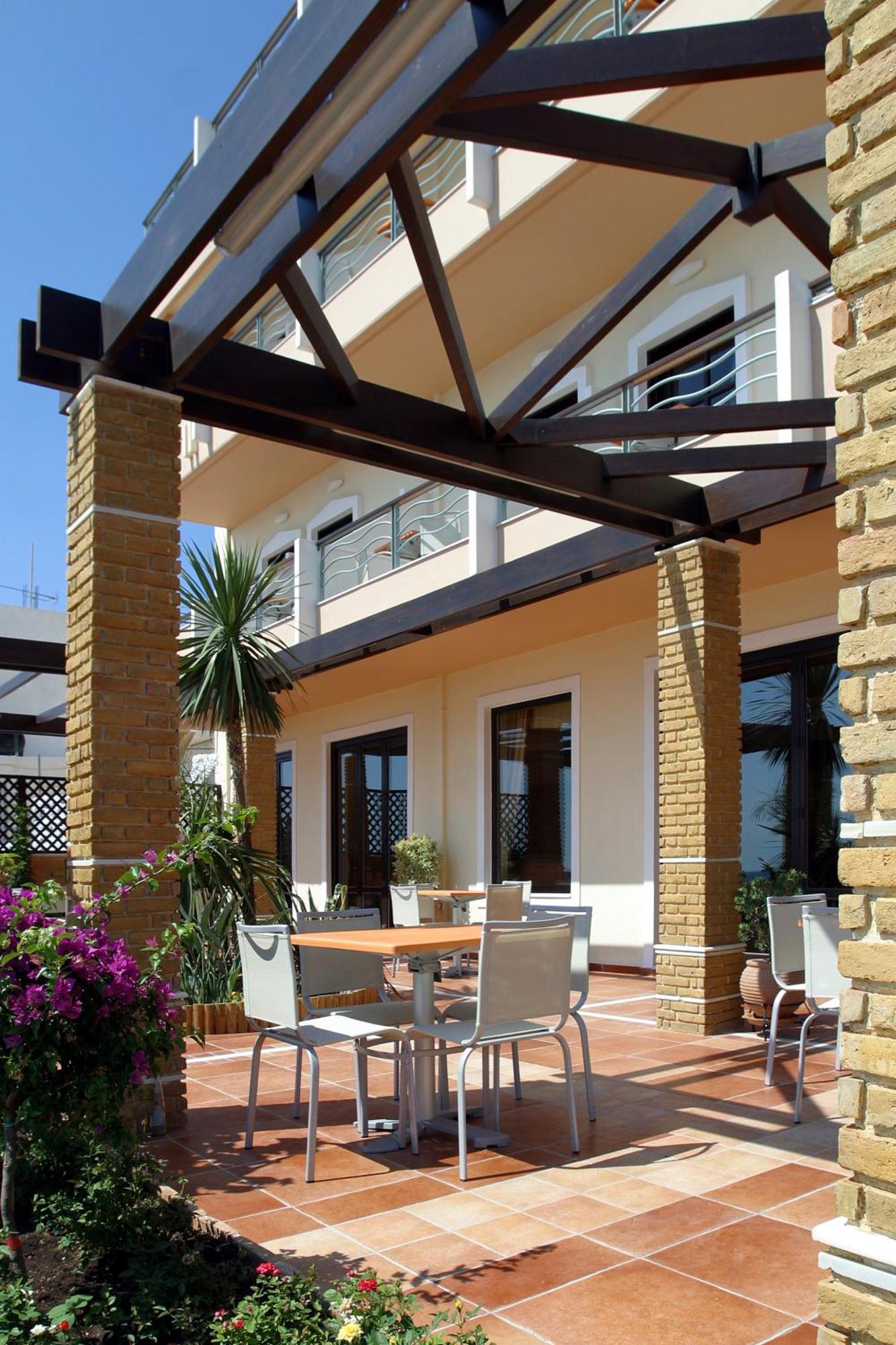 Hotel On The Rocks Paleochora Exterior foto